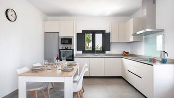 Geladeira, micro-ondas, fogão, cooktop
