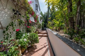 Property grounds - Villa 'Cartier' with Mountain View, Wi-Fi and Air Conditioning (Marbella)