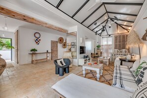 TV, fireplace - Villa 'Cartier' with Mountain View, Wi-Fi and Air Conditioning (Marbella)