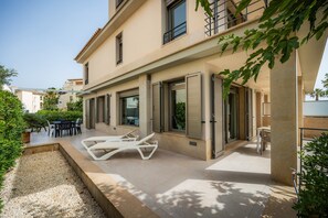 A multi-story building with a patio area, outdoor seating, and a pool. - Holiday Home 'Casa Juan' with Sea View, Wi-Fi and Air Conditioning (Can Picafort)