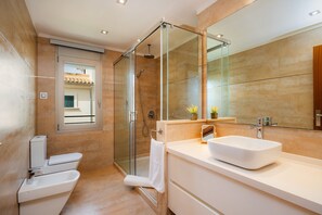 Dusche, Haartrockner, Handtücher