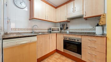 Een koelkast, een magnetron, een oven, een kookplaat