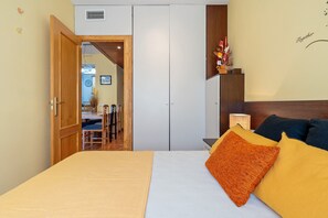 2 bedrooms, iron/ironing board, bed sheets