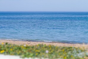A beach with clear water and a sandy shore. - Apartment 'Urbanización Golden Park' with Mountain View, Shared Pool and Private Terrace (Dénia)