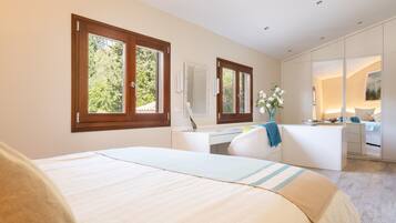 4 bedrooms, iron/ironing board, free WiFi, bed sheets