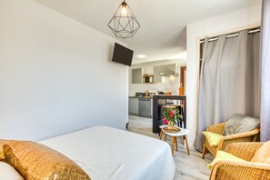 Een strijkplank/strijkijzer, gratis wifi, beddengoed