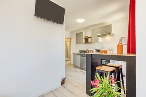 Een koelkast, een magnetron, een oven, een kookplaat