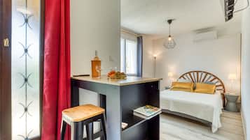 Een strijkplank/strijkijzer, gratis wifi, beddengoed