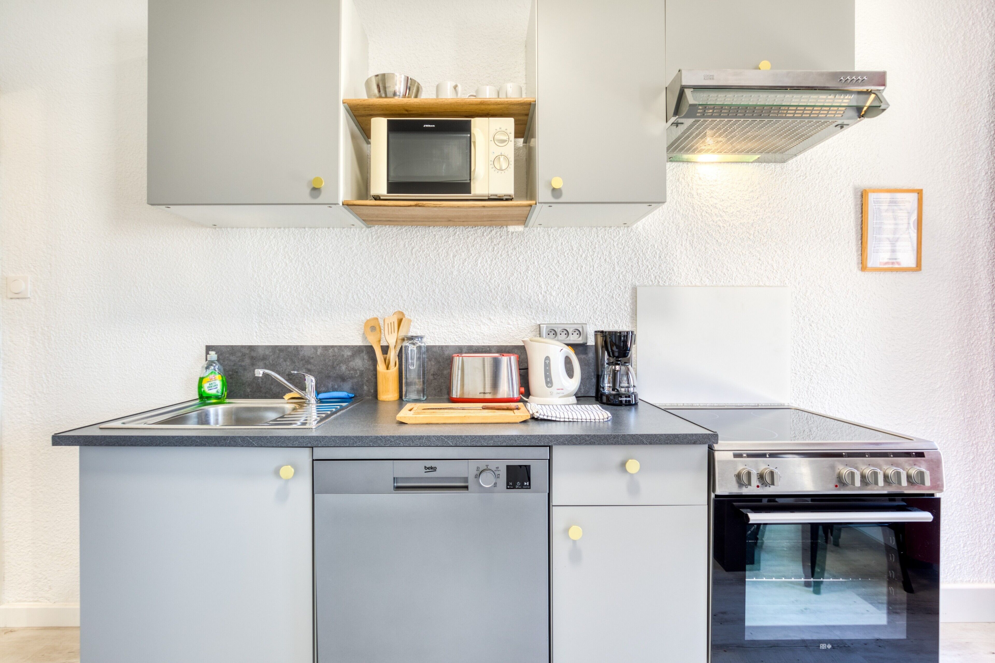 Refrigerador, microondas, horno y parrilla de estufa 