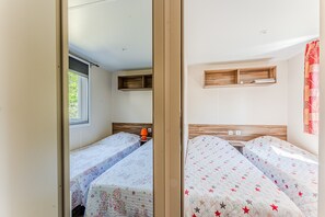 3 bedrooms, iron/ironing board, WiFi - Mobile Home 'Mobilhome 282 Grand Confort' with Private Terrace, Garden, and Air Conditioning (Gastes)