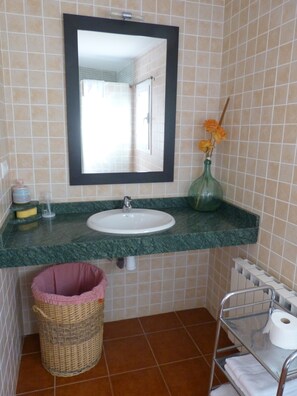 Ducha, artículos de tocador gratuitos, secador de pelo