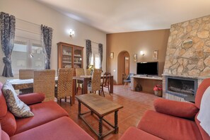 Una televisión, una chimenea