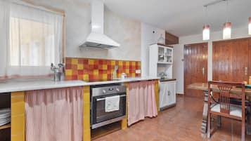 Fridge, microwave, dishwasher, coffee/tea maker