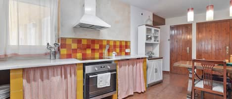 Fridge, microwave, dishwasher, coffee/tea maker
