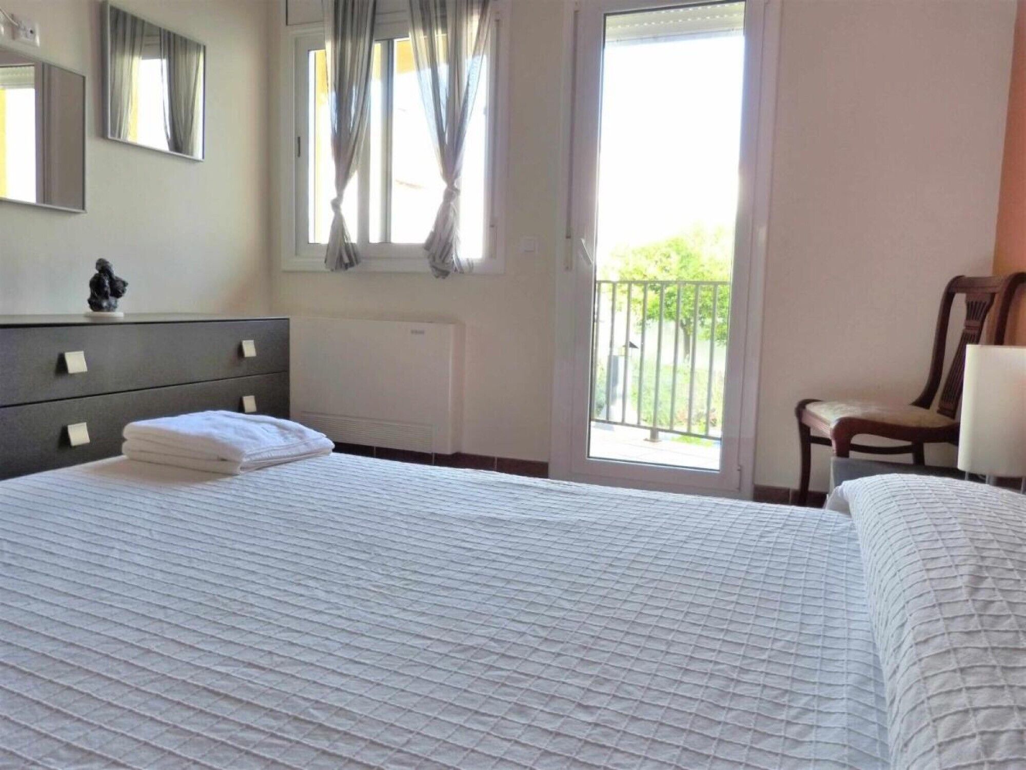 5 bedrooms, bed sheets