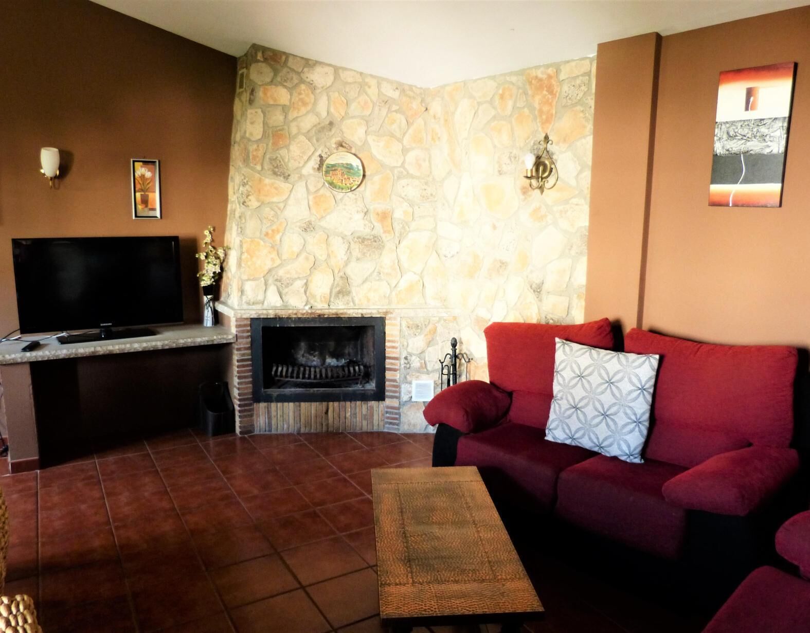 Een televisie en een open haard