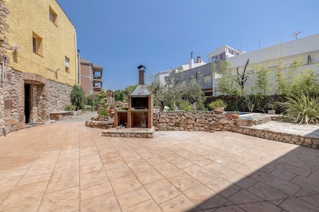テラス / パティオ. Holiday Home 'Hort De La Cinteta' with Mountain View, Private Pool and Air Conditioning