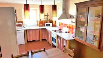 Refrigerador, microondas, lavavajillas y cafetera y tetera