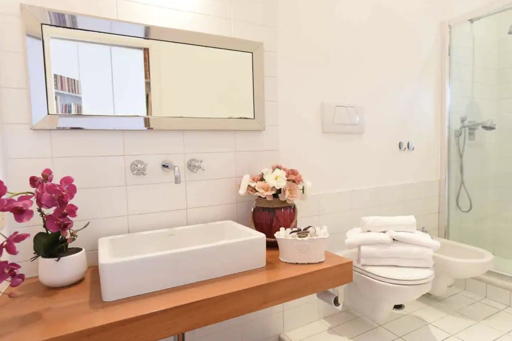 Douche, articles de toilette gratuits, sèche-cheveux
