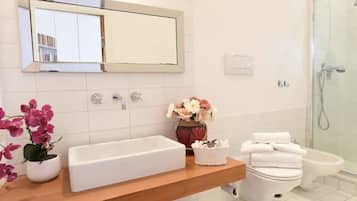 Douche, articles de toilette gratuits, sĂšche-cheveux