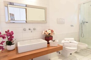 Dusche, kostenlose Toilettenartikel, Haartrockner, Handtücher