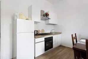 Geladeira, fogão, cooktop, cafeteira/chaleira