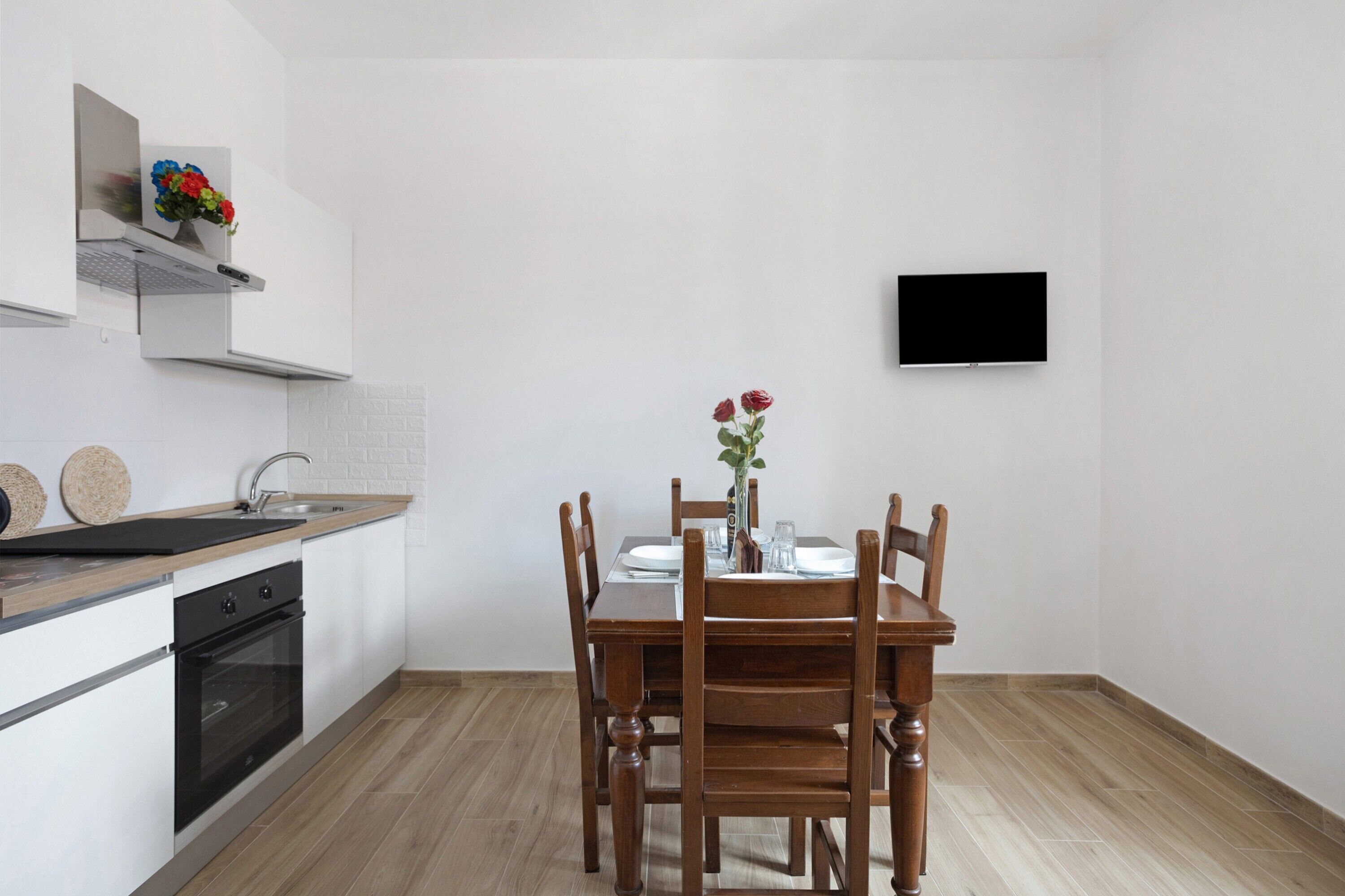 Fridge, oven, stovetop, coffee/tea maker