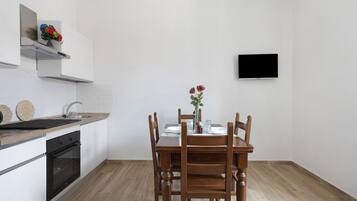 Fridge, oven, stovetop, coffee/tea maker