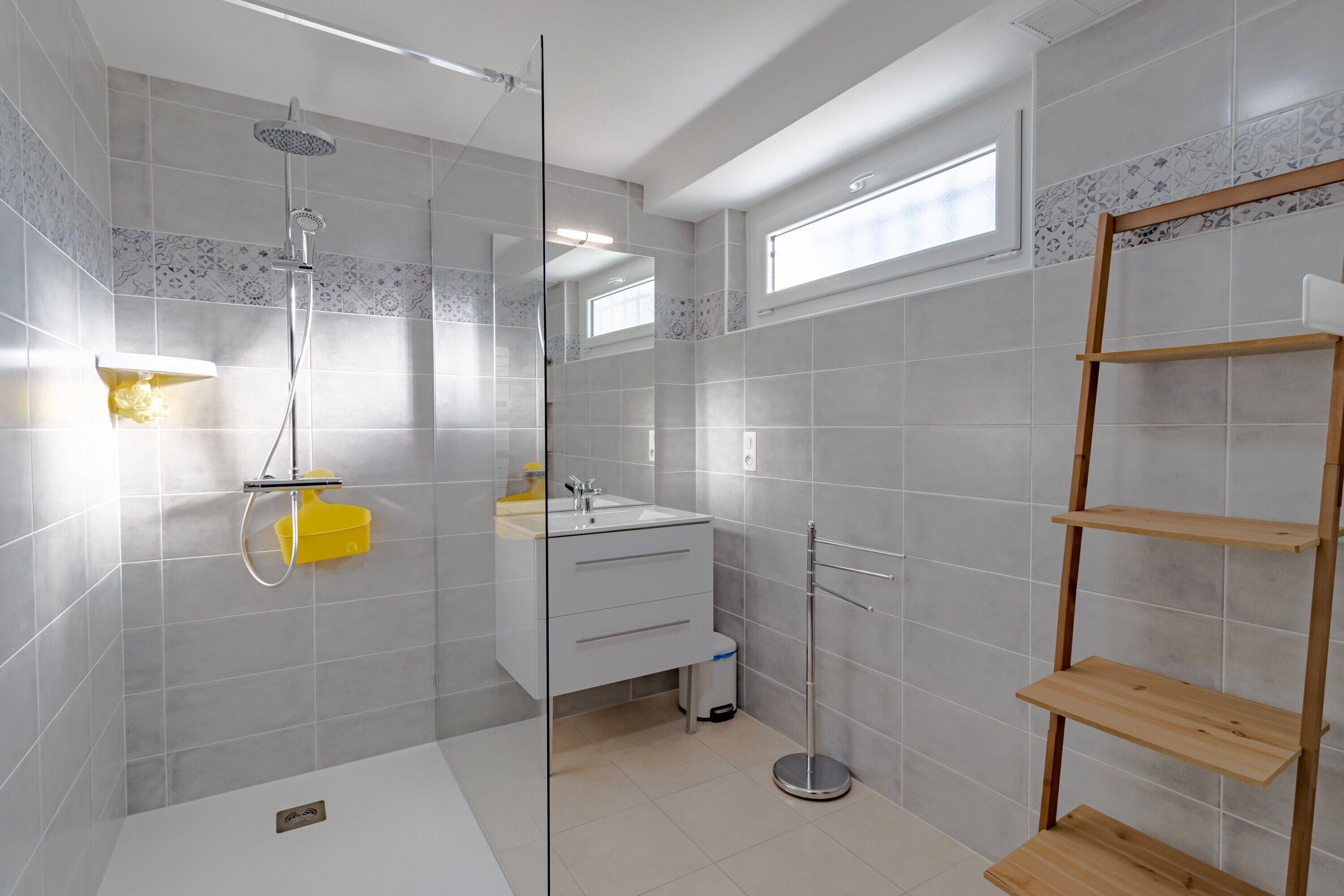 Dusche, Haartrockner, Handtücher