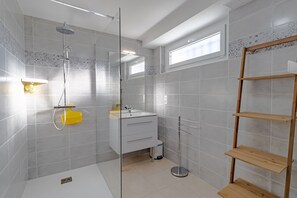 Douche, séchoir à cheveux, serviettes fournies