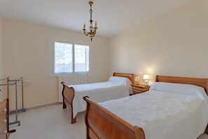 2 bedrooms, iron/ironing board, WiFi, bed sheets