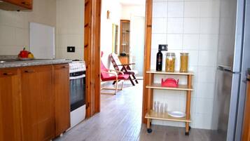 Kylskåp, ugn, spishäll och grytor/köksredskap