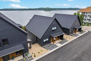 Exterior - Panoramic Lake View, Billiards, Golden Tee Arcade, Private Hottub, Free Daily Tickets! (Hollister)