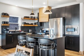 Fridge, microwave, oven, stovetop - Panoramic Lake View, Billiards, Golden Tee Arcade, Private Hottub, Free Daily Tickets! (Hollister)