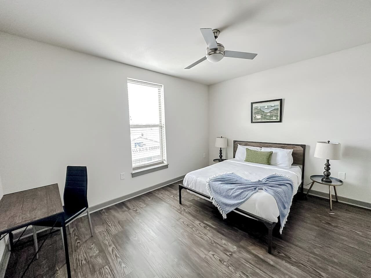 Bureau, fer et planche à repasser, Wi-Fi gratuit, draps fournis