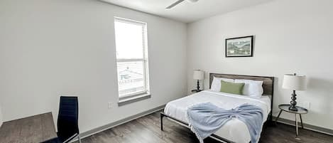 Skrivebord, strykejern/-brett, wi-fi (inkludert) og sengetøy