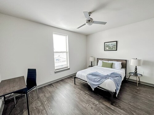 Sleepover | Alluring 1BD/1BA + Gym - Little Rock