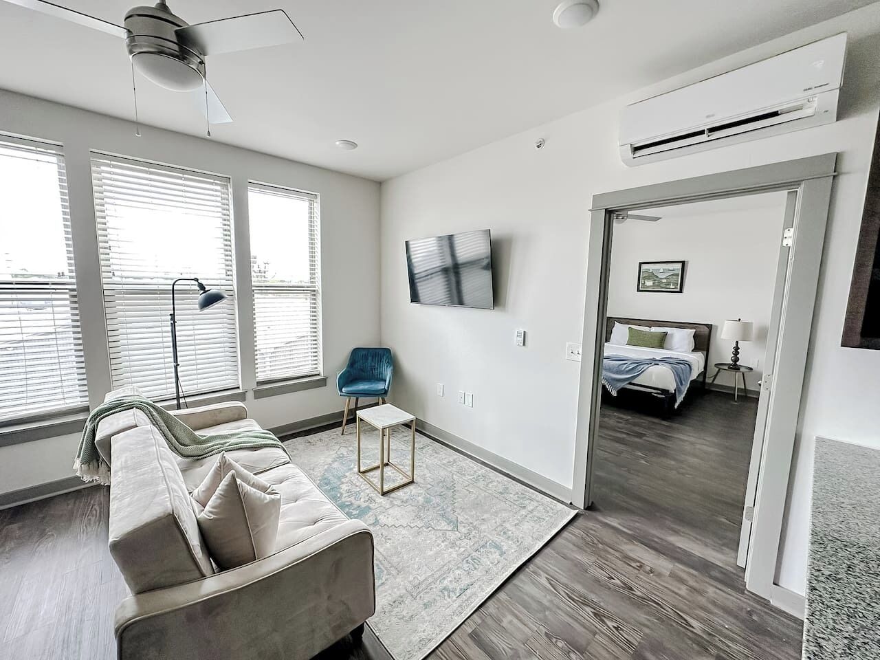 Een bureau, een strijkplank/strijkijzer, gratis wifi, beddengoed