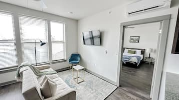 Een bureau, een strijkplank/strijkijzer, gratis wifi, beddengoed