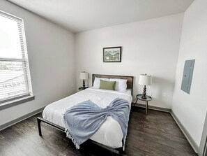 Bureau, fer et planche à repasser, Wi-Fi gratuit, draps fournis