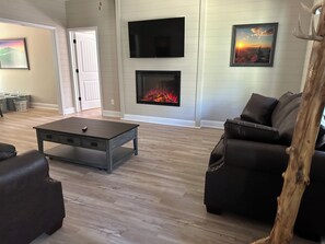 Smart-TV, Kamin, Videospiele, DVD-Player