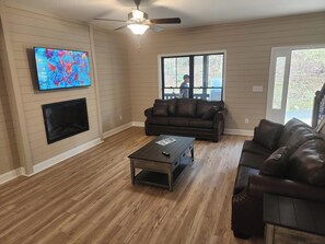 Téléviseur connecté, foyer, jeux vidéo, lecteur de DVD