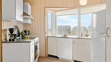 Refrigerador, parrilla de estufa, lavavajillas y cafetera y tetera