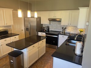 Køleskab, mikrobølgeovn, ovn, kogeplade