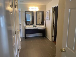 Douche, sèche-cheveux, serviettes fournies, savon