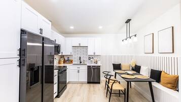 Een koelkast, een microgolfoven, een oven, een kookplaat