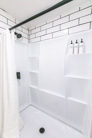 Douche, articles de toilette écologiques, séchoir à cheveux