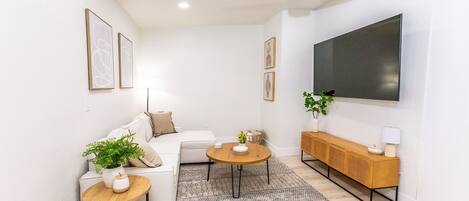 Smart TV, chimenea, futbolito