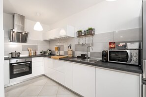 Frigorífico, microondas, horno y placa de cocina