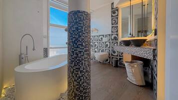 Dusche, Whirlpool, Haartrockner, Bidet